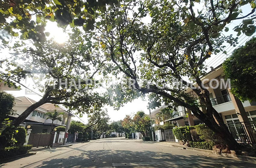 House with Shared Pool in Nichada Thani 